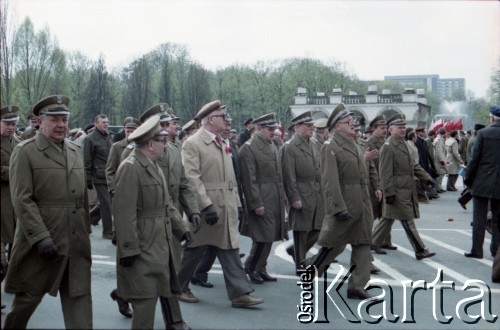 1.05.1985, Warszawa, Polska. 
Obchody Święta Pracy. Delegacja przedstawicieli władz państwowych i wojska, z przewodniczącym Rady Państwa Henrykiem Jabłońskim, w pochodzie na placu Zwycięstwa (obecnie pl. Piłsudskiego). 
Fot. Edward Grochowicz, zbiory Ośrodka KARTA