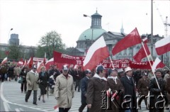 1.05.1985, Warszawa, Polska. 
Obchody Święta Pracy. Uczestnicy pochodu zmierzającego przez plac Małachowskiego. 
Fot. Edward Grochowicz, zbiory Ośrodka KARTA