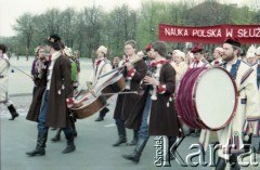 1.05.1985, Warszawa, Polska. 
Obchody Święta Pracy. Uczestnicy pochodu zmierzającego przez plac Teatralny. 
Fot. Edward Grochowicz, zbiory Ośrodka KARTA