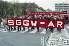 1.05.1985, Warszawa, Polska. 
Obchody Święta Pracy. Uczestnicy pochodu zmierzającego przez plac Teatralny niosą transparent z napisem: 