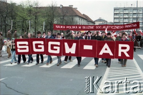 1.05.1985, Warszawa, Polska. 
Obchody Święta Pracy. Uczestnicy pochodu zmierzającego przez plac Teatralny niosą transparent z napisem: 
