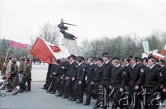 1.05.1985, Warszawa, Polska. 
Obchody Święta Pracy. Uczestnicy pochodu zmierzającego przez plac Teatralny. 
Fot. Edward Grochowicz, zbiory Ośrodka KARTA