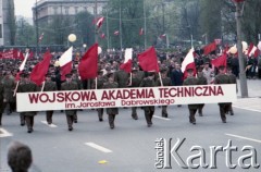 1.05.1985, Warszawa, Polska. 
Obchody Święta Pracy. Uczestnicy pochodu zmierzającego przez plac Zwycięstwa (obecnie pl. marsz. Piłsudskiego) niosą transparent z napisem: Wojskowa Akademia Techniczna im. Jarosława Dąbrowskiego