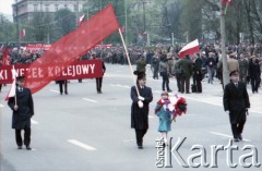 1.05.1985, Warszawa, Polska. 
Obchody Święta Pracy. Uczestnicy pochodu zmierzającego przez plac Zwycięstwa (obecnie pl. marsz. Piłsudskiego).
Fot. Edward Grochowicz, zbiory Ośrodka KARTA