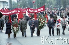 1.05.1985, Warszawa, Polska. 
Obchody Święta Pracy. Przedstawiciele władz w pochodzie zmierzającym przez plac Zwycięstwa (obecnie pl. marsz. Piłsudskiego). 
Fot. Edward Grochowicz, zbiory Ośrodka KARTA