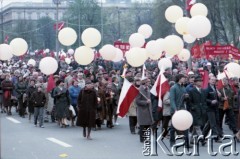 1.05.1985, Warszawa, Polska. 
Obchody Święta Pracy na placu Zwycięstwa (obecnie pl. marszałka Piłsudskiego). Uczestnicy pochodu z balonami, flagami i transparentami.
Fot. Edward Grochowicz, zbiory Ośrodka KARTA