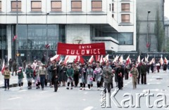 1.05.1985, Warszawa, Polska. 
Obchody Święta Pracy. Uczestniczący w pochodzie przedstawiciele gminy Tułowice zmierzają przez plac Zwycięstwa (obecnie pl. marsz. Piłsudskiego). 
Fot. Edward Grochowicz, zbiory Ośrodka KARTA