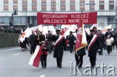 1.05.1985, Warszawa, Polska. 
Obchody Święta Pracy. Uczestnicy pochodu zmierzającego przez plac Zwycięstwa (obecnie pl. marsz. Piłsudskiego) niosą transparent głoszący: 