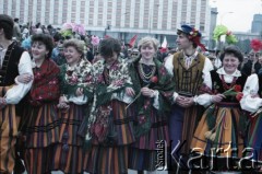 1.05.1985, Warszawa, Polska. 
Obchody Święta Pracy. Uczestniczący w pochodzie członkowie zespołu folklorystycznego w strojach łowickich. 
Fot. Edward Grochowicz, zbiory Ośrodka KARTA