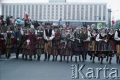 1.05.1985, Warszawa, Polska. 
Obchody Święta Pracy. Uczestniczący w pochodzie członkowie zespołu folklorystycznego w strojach łowickich. 
Fot. Edward Grochowicz, zbiory Ośrodka KARTA