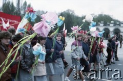 1.05.1985, Warszawa, Polska. 
Obchody Święta Pracy. Uczestnicząca w pochodzie młodzież harcerska zmierza przez plac Zwycięstwa (obecnie pl. marsz. Piłsudskiego). 
Fot. Edward Grochowicz, zbiory Ośrodka KARTA
