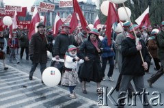 1.05.1985, Warszawa, Polska. 
Obchody Święta Pracy. Uczestnicy pochodu zmierzającego przez plac Małachowskiego. 
Fot. Edward Grochowicz, zbiory Ośrodka KARTA