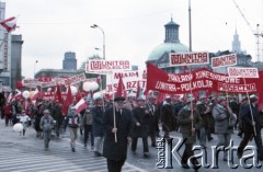 1.05.1985, Warszawa, Polska. 
Obchody Święta Pracy. Uczestnicy pochodu zmierzającego przez plac Zwycięstwa (obecnie plac Piłsudskiego). 
Fot. Edward Grochowicz, zbiory Ośrodka KARTA