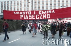 1.05.1985, Warszawa, Polska. 
Obchody Święta Pracy. Uczestnicy pochodu zmierzającego przez plac Zwycięstwa (obecnie pl. marsz. Piłsudskiego).
Fot. Edward Grochowicz, zbiory Ośrodka KARTA