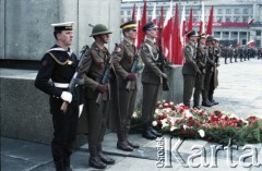 1.05.1985, Warszawa, Polska. 
Obchody Święta Pracy. Warta honorowa pod Pomnikiem Bohaterów Warszawy (Nike) na placu Teatralnym.
Fot. Edward Grochowicz, zbiory Ośrodka KARTA