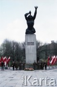 1.05.1985, Warszawa, Polska. 
Obchody Święta Pracy. Warta honorowa pod Pomnikiem Bohaterów Warszawy (Nike) na placu Teatralnym.
Fot. Edward Grochowicz, zbiory Ośrodka KARTA
