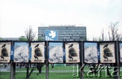1.05.1985, Warszawa, Polska. 
Obchody Święta Pracy. Rząd okolicznościowych plakatów ustawionych na pl. Defilad. 
Fot. Edward Grochowicz, zbiory Ośrodka KARTA