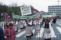 1.05.1985, Warszawa, Polska. 
Obchody Święta Pracy. Członkinie Koła Gospodyń Wiejskich w Mordach w pochodzie zmierzającym przez plac Teatralny. 
Fot. Edward Grochowicz, zbiory Ośrodka KARTA