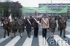 1.05.1985, Warszawa, Polska. 
Obchody Święta Pracy. Uczestnicy pochodu, w tym kombatanci i przedstawiciele kółek rolniczych, zmierzają przez plac Teatralny. 
Fot. Edward Grochowicz, zbiory Ośrodka KARTA