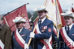 1.05.1985, Warszawa, Polska. 
Przedstawiciele Honorowych Dawców Krwi w pochodzie  zorganizowanym z okazji Święta Pracy. 
Fot. Edward Grochowicz, zbiory Ośrodka KARTA