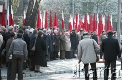1.05.1985, Warszawa, Polska. 
Obchody Święta Pracy. Delegacja przedstawicieli władz państwowych i wojska z generałem Wojciechem Jaruzelskim - ówczesnym prezesem Rady Ministrów, I sekretarzem KC PZPR i przewodniczącym Komitetu Obrony Kraju oraz Henrykiem Jabłońskim - Przewodniczącym Rady Państwa (w jasnym płaszczu). Widoczny również pisarz Jan Dobraczyński (obok gen. Jaruzelskiego).
Fot. Edward Grochowicz, zbiory Ośrodka KARTA