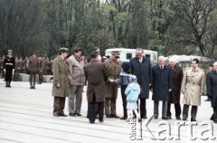 1.05.1985, Warszawa, Polska. 
Obchody Święta Pracy. Przedstawiciele władz państwowych i wojska z generałem Wojciechem Jaruzelskim - ówczesnym prezesem Rady Ministrów, I sekretarzem KC PZPR i przewodniczącym Komitetu Obrony Kraju, oraz wicepremierem Romanem Malinowskim (najwyższy) na placu Teatralnym. Widoczny również pisarz Jan Dobraczyński (3. z prawej).
Fot. Edward Grochowicz, zbiory Ośrodka KARTA