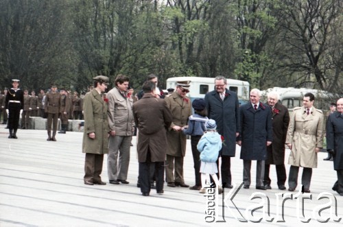 1.05.1985, Warszawa, Polska. 
Obchody Święta Pracy. Przedstawiciele władz państwowych i wojska z generałem Wojciechem Jaruzelskim - ówczesnym prezesem Rady Ministrów, I sekretarzem KC PZPR i przewodniczącym Komitetu Obrony Kraju, oraz wicepremierem Romanem Malinowskim (najwyższy) na placu Teatralnym. Widoczny również pisarz Jan Dobraczyński (3. z prawej).
Fot. Edward Grochowicz, zbiory Ośrodka KARTA