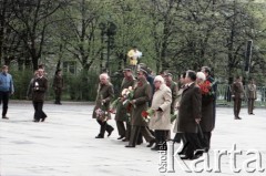 1.05.1985, Warszawa, Polska. 
Obchody Święta Pracy. Przedstawiciele władz państwowych i wojska z generałem Wojciechem Jaruzelskim - ówczesnym prezesem Rady Ministrów, I sekretarzem KC PZPR i przewodniczącym Komitetu Obrony Kraju oraz przewodniczącym Rady Państwa Henrykiem Jabłońskim (w jasnym płaszczu) składają kwiaty przed pomnikiem Nike na placu Teatralnym.
Fot. Edward Grochowicz, zbiory Ośrodka KARTA