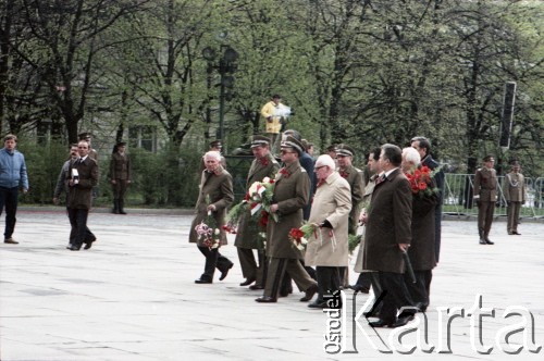 1.05.1985, Warszawa, Polska. 
Obchody Święta Pracy. Przedstawiciele władz państwowych i wojska z generałem Wojciechem Jaruzelskim - ówczesnym prezesem Rady Ministrów, I sekretarzem KC PZPR i przewodniczącym Komitetu Obrony Kraju oraz przewodniczącym Rady Państwa Henrykiem Jabłońskim (w jasnym płaszczu) składają kwiaty przed pomnikiem Nike na placu Teatralnym.
Fot. Edward Grochowicz, zbiory Ośrodka KARTA