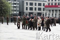 1.05.1985, Warszawa, Polska. 
Obchody Święta Pracy. Przedstawiciele władz państwowych i wojska z generałem Wojciechem Jaruzelskim - ówczesnym prezesem Rady Ministrów, I sekretarzem KC PZPR i przewodniczącym Komitetu Obrony Kraju (5. z prawej) oraz przewodniczącym Rady Państwa Henrykiem Jabłońskim (w jasnym płaszczu) i wicepremierem Romanem Malinowskim (4. z lewej) składają kwiaty przed pomnikiem Nike na placu Teatralnym.
Fot. Edward Grochowicz, zbiory Ośrodka KARTA