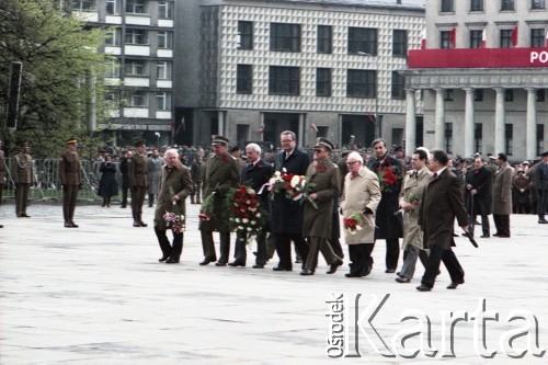 1.05.1985, Warszawa, Polska. 
Obchody Święta Pracy. Przedstawiciele władz państwowych i wojska z generałem Wojciechem Jaruzelskim - ówczesnym prezesem Rady Ministrów, I sekretarzem KC PZPR i przewodniczącym Komitetu Obrony Kraju (5. z prawej) oraz przewodniczącym Rady Państwa Henrykiem Jabłońskim (w jasnym płaszczu) i wicepremierem Romanem Malinowskim (4. z lewej) składają kwiaty przed pomnikiem Nike na placu Teatralnym.
Fot. Edward Grochowicz, zbiory Ośrodka KARTA