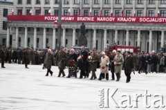 1.05.1985, Warszawa, Polska. 
Obchody Święta Pracy. Przedstawiciele władz państwowych i wojska z generałem Wojciechem Jaruzelskim - ówczesnym prezesem Rady Ministrów, I sekretarzem KC PZPR i przewodniczącym Komitetu Obrony Kraju (w środku) oraz przewodniczącym Rady Państwa Henrykiem Jabłońskim (4. z prawej) i wicepremierem Romanem Malinowskim (4. z lewej) składają kwiaty przed pomnikiem Nike na pl. Teatralnym.
Fot. Edward Grochowicz, zbiory Ośrodka KARTA