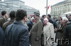 1.05.1985, Warszawa, Polska. 
Obchody Święta Pracy. Powitanie przedstawicieli władz państwowych na czele z generałem Wojciechem Jaruzelskim - ówczesnym prezesem Rady Ministrów, I sekretarzem KC PZPR i przewodniczącym Komitetu Obrony Kraju (w środku) oraz przewodniczącym Rady Państwa Henrykiem Jabłońskim (w jasnym płaszczu) i wicepremierem Romanem Malinowskim (1. z prawej) - na placu Teatralnym. Wśród delegatów również pisarz Jan Dobraczyński (z prawej obok R. Malinowskiego).
Fot. Edward Grochowicz, zbiory Ośrodka KARTA