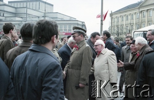 1.05.1985, Warszawa, Polska. 
Obchody Święta Pracy. Powitanie przedstawicieli władz państwowych na czele z generałem Wojciechem Jaruzelskim - ówczesnym prezesem Rady Ministrów, I sekretarzem KC PZPR i przewodniczącym Komitetu Obrony Kraju (w środku) oraz przewodniczącym Rady Państwa Henrykiem Jabłońskim (w jasnym płaszczu) i wicepremierem Romanem Malinowskim (1. z prawej) - na placu Teatralnym. Wśród delegatów również pisarz Jan Dobraczyński (z prawej obok R. Malinowskiego).
Fot. Edward Grochowicz, zbiory Ośrodka KARTA