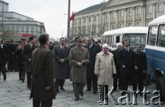 1.05.1985, Warszawa, Polska. 
Obchody Święta Pracy. Powitanie przedstawicieli władz państwowych na czele z generałem Wojciechem Jaruzelskim - ówczesnym prezesem Rady Ministrów, I sekretarzem KC PZPR i przewodniczącym Komitetu Obrony Kraju oraz przewodniczącym Rady Państwa Henrykiem Jabłońskim (w jasnym płaszczu) i wicepremierem Romanem Malinowskim (w drugim rzędzie między gen. Jaruzelskim i H. Jabłońskim) na placu Teatralnym. Z tyłu widoczny również pisarz Jan Dobraczyński.
Fot. Edward Grochowicz, zbiory Ośrodka KARTA