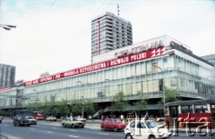 1.05.1985, Warszawa, Polska. 
Obchody Święta Pracy. Okolicznościowe transparenty na elewacji Domów Towarowych 