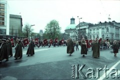 1.05.1985, Warszawa, Polska. 
Obchody Święta Pracy. Uczestnicy pochodu zmierzającego przez plac Małachowskiego. 
Fot. Edward Grochowicz, zbiory Ośrodka KARTA