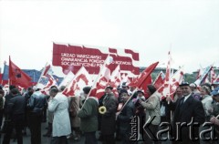 1.05.1985, Warszawa, Polska. 
Pochód z okazji swięta 1. maja. Uczestnicy niosą flagi państwowe i sztandary.
Fot. Edward Grochowicz, zbiory Ośrodka KARTA