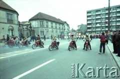 1.05.1985, Warszawa, Polska. 
Obchody Święta Pracy na pl. Teatralnym . Grupa motocyklistów. 
Fot. Edward Grochowicz, zbiory Ośrodka KARTA