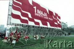 1.05.1985, Warszawa, Polska. 
Obchody Święta Pracy. Ustawiony na stelażowej konstrukcji okolicznościowy transparent z napisem: 