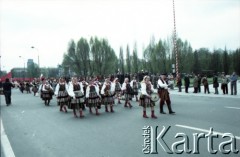 1.05.1985, Warszawa, Polska. 
Obchody Święta Pracy. Członkowie artystycznej grupy folklorystycznej ubrani w stroje łowickie w pochodzie na pl. Zwycięstwa (obecnie pl. marsz. Piłsudskiego).
Fot. Edward Grochowicz, zbiory Ośrodka KARTA