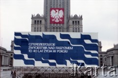 1.05.1985, Warszawa, Polska. 
Obchody Święta Pracy. Ustawiony na stelażu na placu Defilad okolicznościowy transparent z hasłem: 
