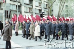 1.05.1985, Warszawa, Polska. 
Obchody Święta Pracy. Przedstawiciele władz państwowych na czele z generałem Wojciechem Jaruzelskim - ówczesnym prezesem Rady Ministrów, I sekretarzem KC PZPR i przewodniczącym Komitetu Obrony Kraju, przewodniczącym Rady Państwa Henrykiem Jabłońskim (w jasnym płaszczu) i wicepremierem Romanem Malinowskim (obok R. Malinowskiego) w pochodzie na placu Teatralnym. Pośród delegatów również pisarz Jan Dobraczyński (obok R. Malinowskiego).
Fot. Edward Grochowicz, zbiory Ośrodka KARTA