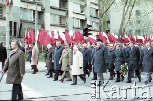 1.05.1985, Warszawa, Polska. 
Obchody Święta Pracy. Przedstawiciele władz państwowych na czele z generałem Wojciechem Jaruzelskim - ówczesnym prezesem Rady Ministrów, I sekretarzem KC PZPR i przewodniczącym Komitetu Obrony Kraju, przewodniczącym Rady Państwa Henrykiem Jabłońskim (w jasnym płaszczu) i wicepremierem Romanem Malinowskim (obok R. Malinowskiego) w pochodzie na placu Teatralnym. Pośród delegatów również pisarz Jan Dobraczyński (obok R. Malinowskiego).
Fot. Edward Grochowicz, zbiory Ośrodka KARTA