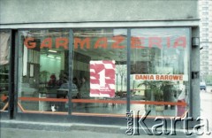 1.05.1985, Warszawa, Polska. 
Obchody Święta Pracy. Witryna baru udekorowana okolicznościowym plakatem z napisem: 