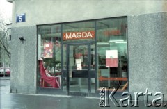 1.05.1985, Warszawa, Polska. 
Obchody Święta Pracy. Witryna sklepu przy ul. Grzybowskiej z okolicznościową dekoracją. 
Fot. Edward Grochowicz, zbiory Ośrodka KARTA