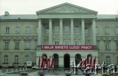 1.05.1985, Warszawa, Polska. 
Obchody Święta Pracy. Gmach Pałacu Komisji Rządowej Przychodów i Skarbu (obecnie Ratusz będący siedzibą władz Warszawy) na placu Dzierżyńskiego (od 1989 plac Bankowy) udekorowany okolicznościowym transparentem z napisem: 