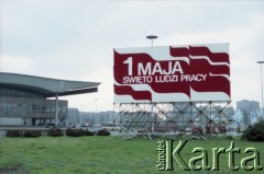1.05.1985, Warszawa, Polska. 
Obchody Święta Pracy. Ustawiony na stelażu przy budynku Dworca Centralnego okolicznościowy transparent z napisem: 