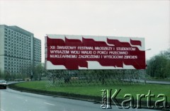 1.05.1985, Warszawa, Polska. 
Obchody Święta Pracy. Ustawiony na stelażu okolicznościowy transparent. 
Fot. Edward Grochowicz, zbiory Ośrodka KARTA