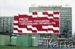 1.05.1985, Warszawa, Polska. 
Obchody Święta Pracy. Ustawiony na stelażowej konstrukcji na pl. Defilad przy zbiegu ul. Marszałkowskiej z rondem Dmowskiego okolicznościowy plakat z napisem: 